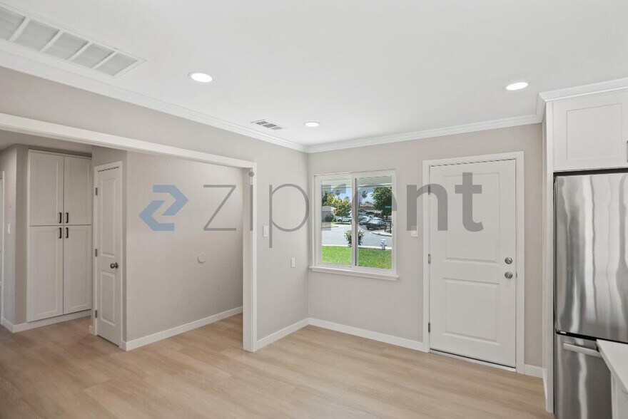 Building Photo - Unit