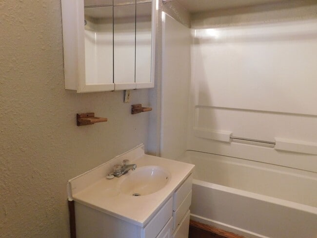 Building Photo - 2 bedroom/1 bath house located on a large ...