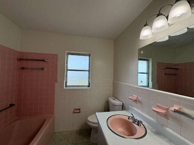 Building Photo - Ready to move-in 2-bedroom, 2-bath residence in the heart of Summerfield!