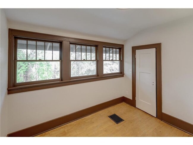 Building Photo - 2 Bedroom, 1 Bathroom Single-Family Home w...