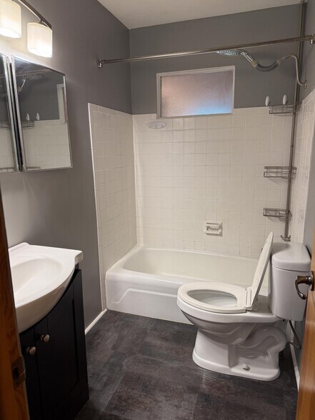main bath (upstairs) - 304 Madison St