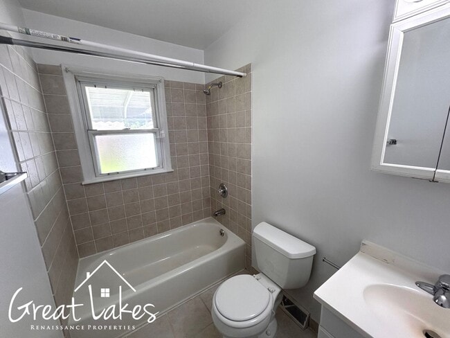 Building Photo - Cozy 2 Bedroom 1 Bathroom now available fo...
