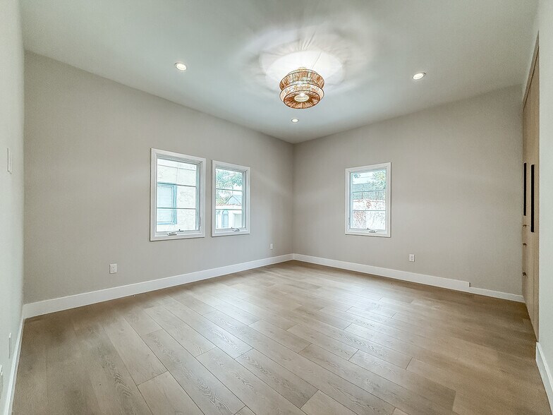 Building Photo - 150 N Arnaz Dr