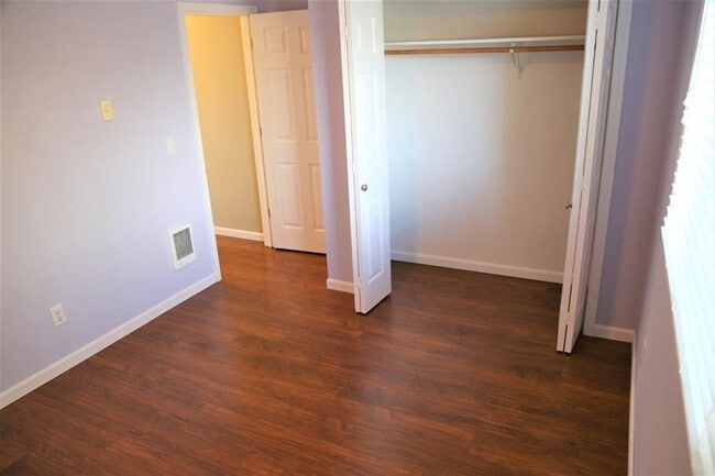 Building Photo - 3 bed 2 bath Big Garden, Close to park and...
