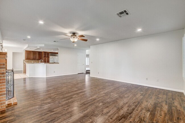 Building Photo - Stunning 5 bedroom home in The Lakes!