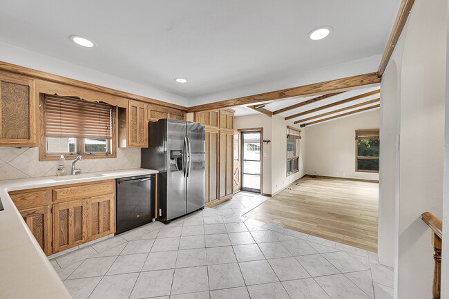 Building Photo - $3,195.00 - 3 Bedrooms, 2 Bathrooms Single...