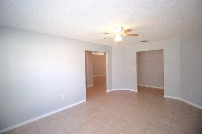Building Photo - 12 Round Table Ln