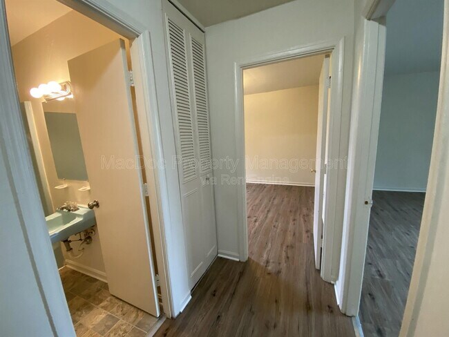 Building Photo - 809 Denton Cir