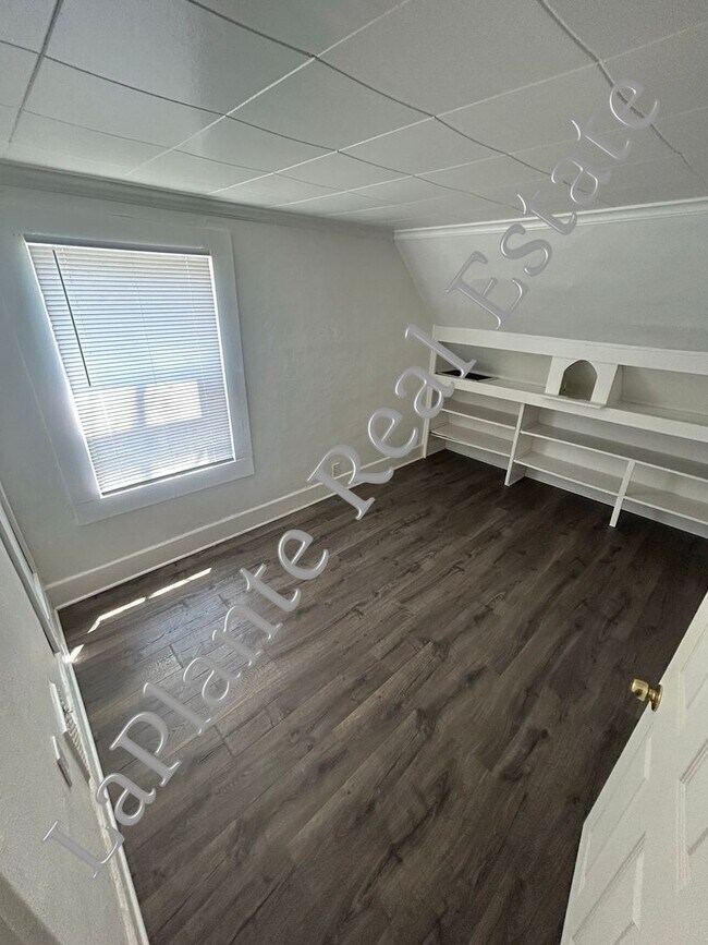 Building Photo - Beautiful 3-Bedroom Home with Modern Touch...