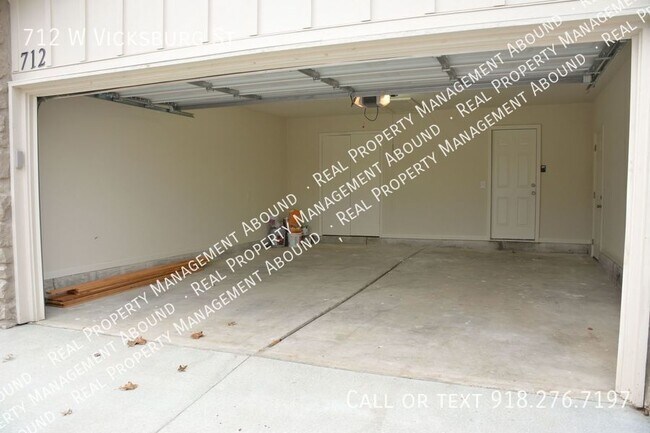 Building Photo - 712 W Vicksburg St