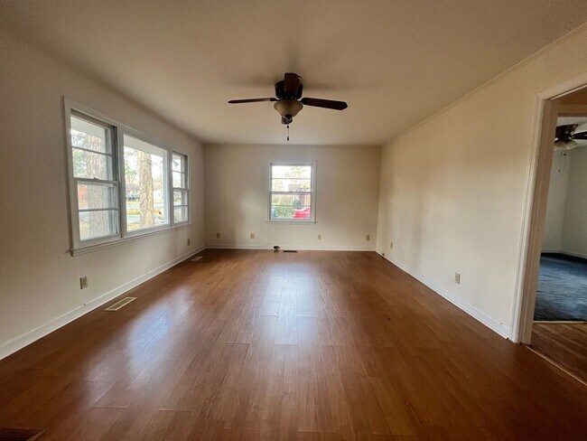 Building Photo - 3 bedroom home located off Neuse Blvd