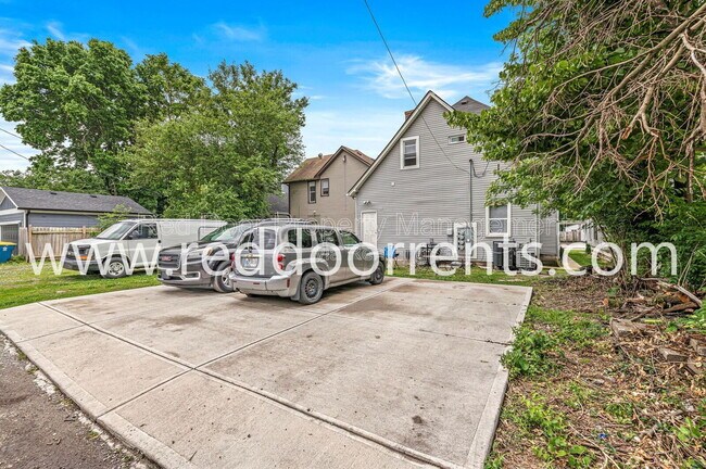 Building Photo - 2345 N Kenwood Ave