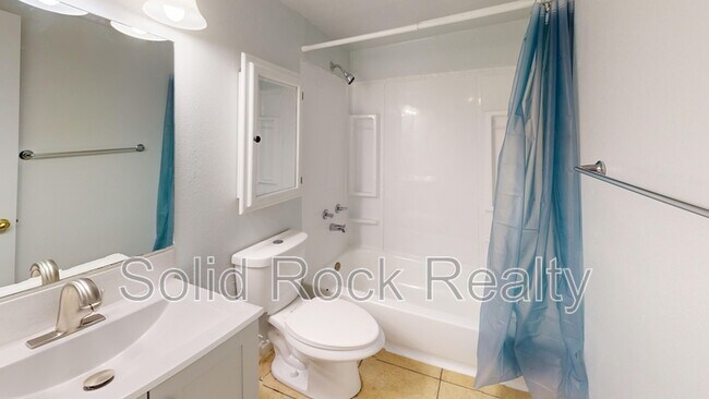 Building Photo - 712 E 3rd St