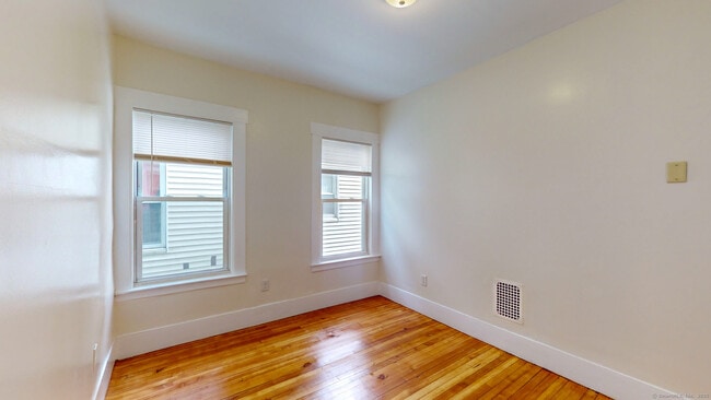Building Photo - 679 Winchester Ave