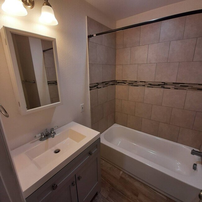 Building Photo - 104 E Main St