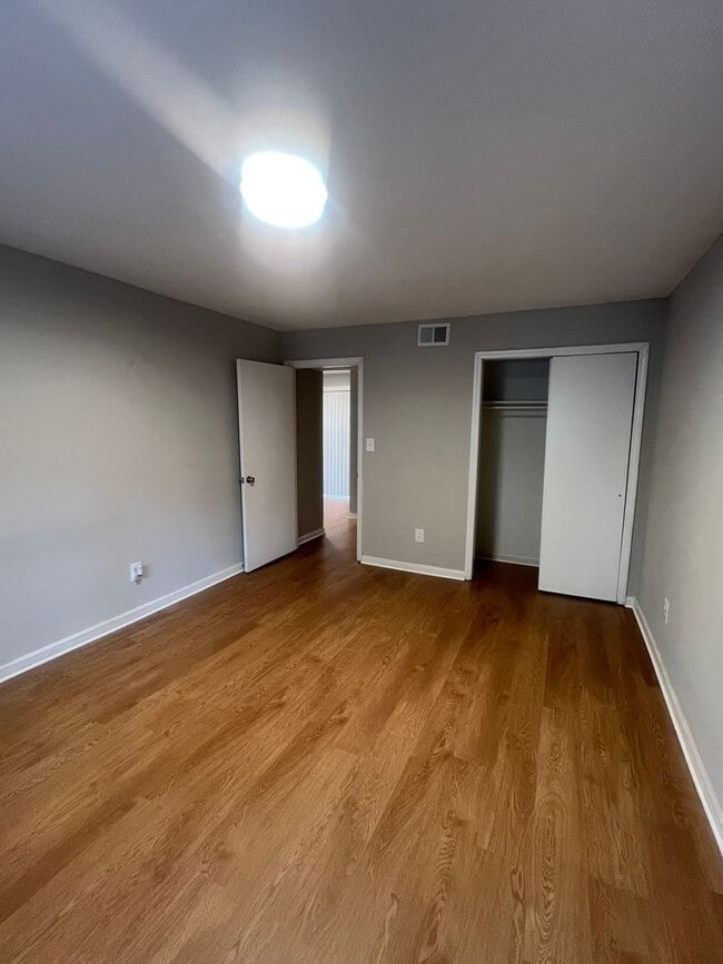 Building Photo - One Bedroom Unit First Close to South Park