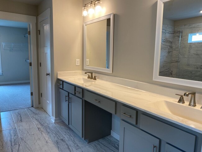 Building Photo - 5 bedrooms 3 bathroom Smart Home