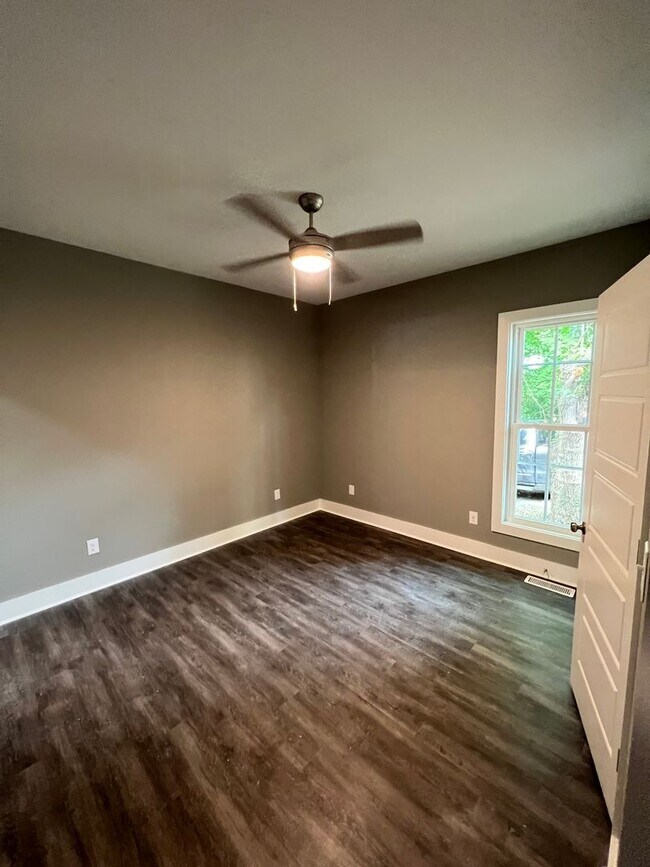 Building Photo - 1327 Park St