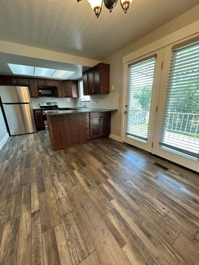 Building Photo - Light Up Your Summer – Get 3 Weeks Rent Fr...