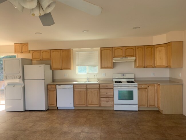 Building Photo - 1042 Squirrel Ln