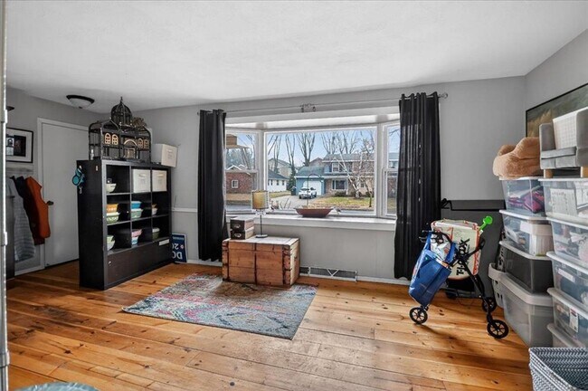 Building Photo - 5216-5218 Shorecrest Dr