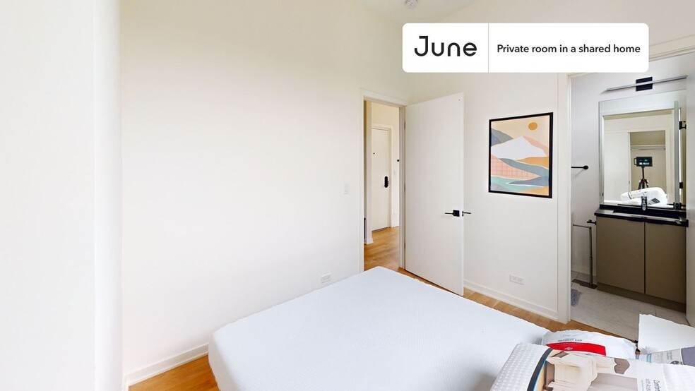 Building Photo - Private bedroom in 4 bed/3 bath Home