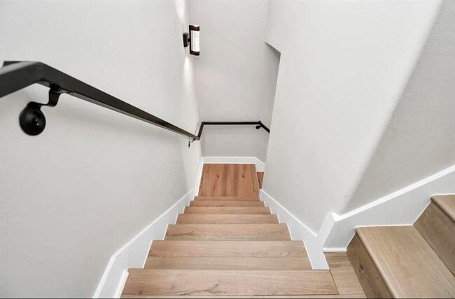Building Photo - 410 E 41st St