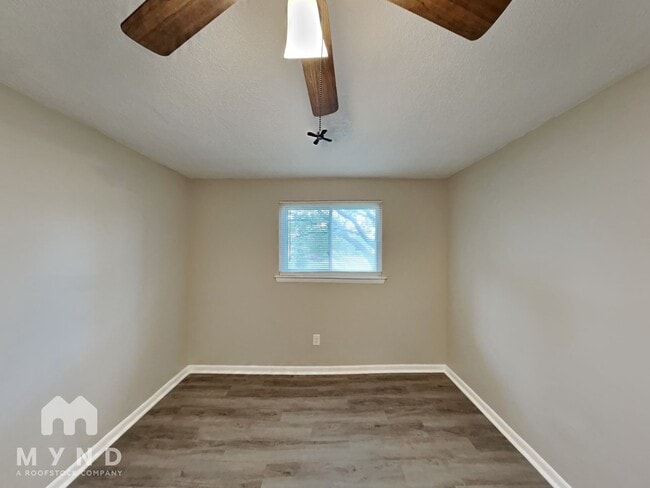 Building Photo - 384 Parkdale Dr