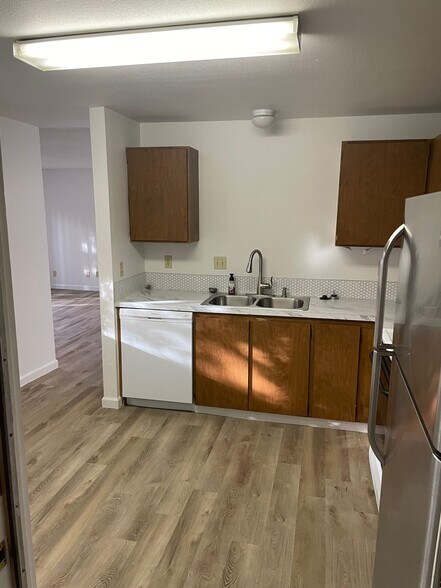 Kitchen - 418 S Quillan Plz