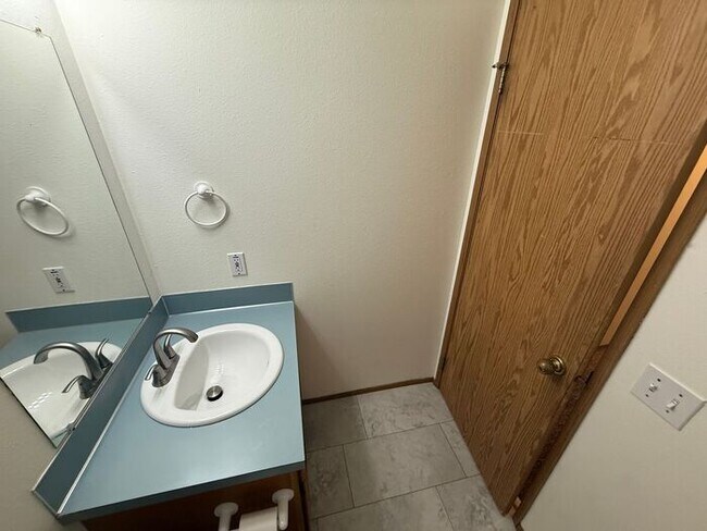 Building Photo - Puyallup 2 PLUS bedroom, 2 bath Large dupl...