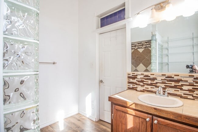 Building Photo - Spacious & Updated 4/2