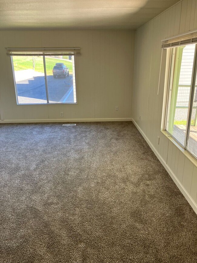 Building Photo - Columbia Riverfront Home with 1 Acre of Landscaped Yard