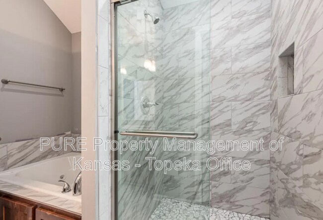 Building Photo - 4766 Lakecrest Dr