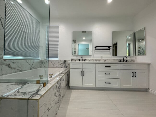 Building Photo - Beautiful Remodeled home in Dos Vientos