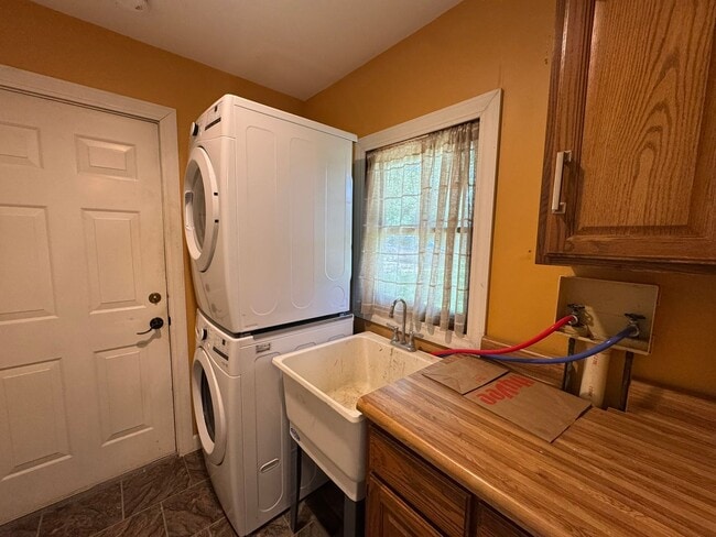Building Photo - 3 Bedroom house