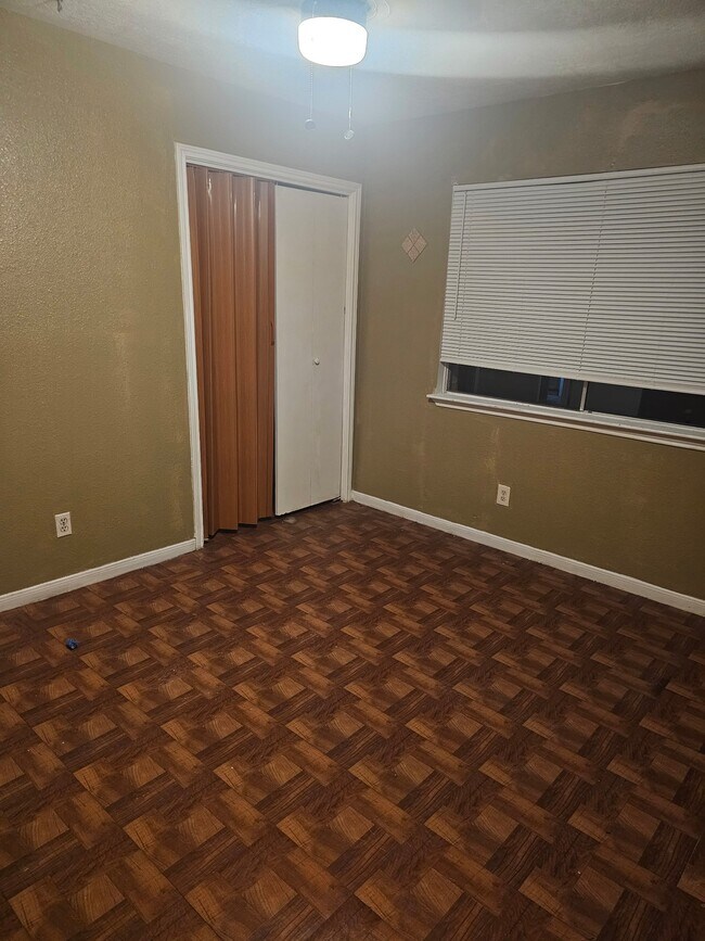 Building Photo - 4011 Alshire Dr
