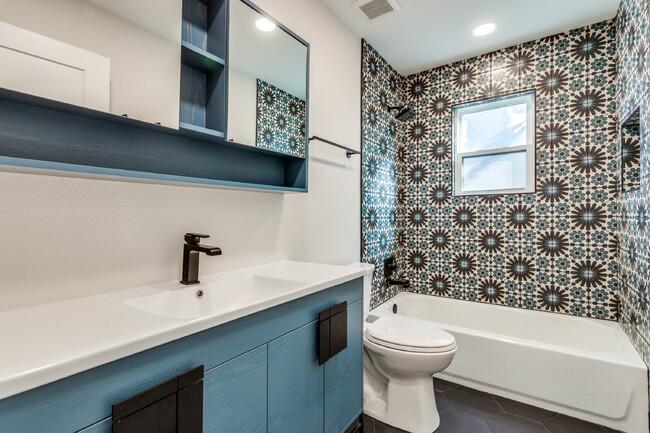 Building Photo - Great 2 bedroom upstairs unit - Available Summer 2026