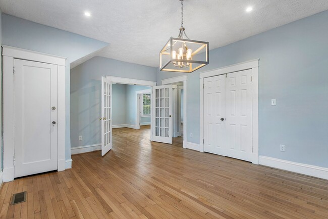 Building Photo - Stylish and Spacious: Renovated 5-Bedroom ...