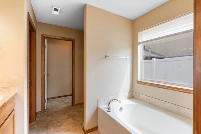 Building Photo - 3 Bedroom Home with a 3 Car Garage in Deer...
