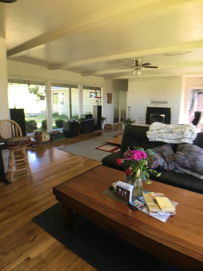 Building Photo - 221 Gillette Rd