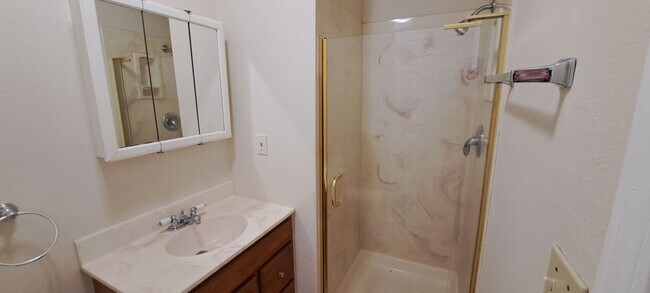 Building Photo - Wow this Charmer has 4 Bedrooms with 2 Primary Bedrooms w/Full Bathrooms