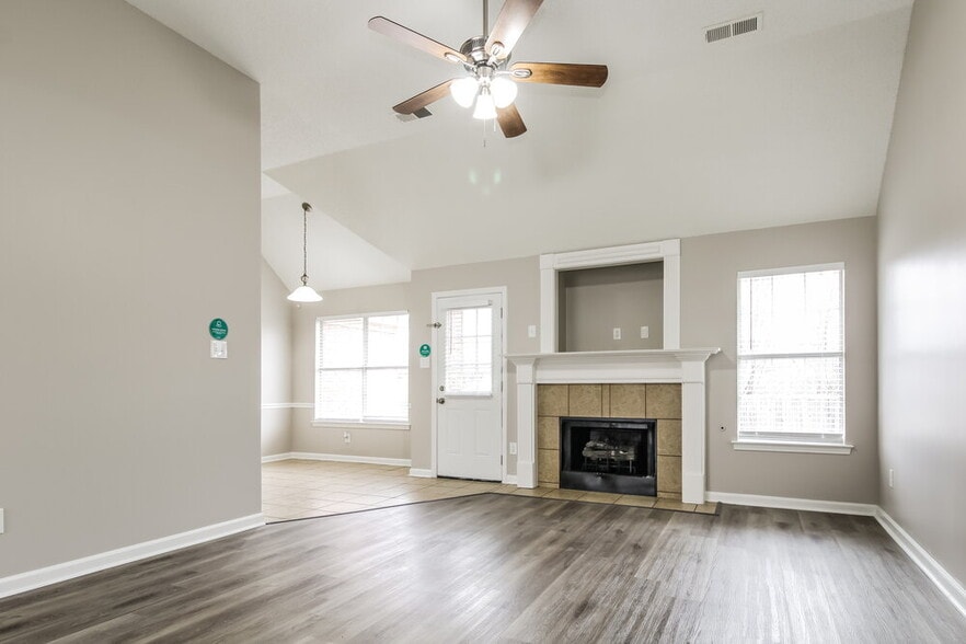 Building Photo - 115 Clear Springs Dr