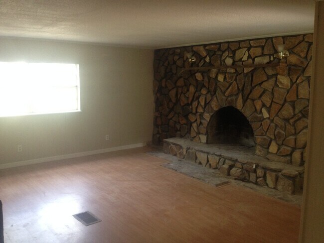 Building Photo - 3301 Diana Dr