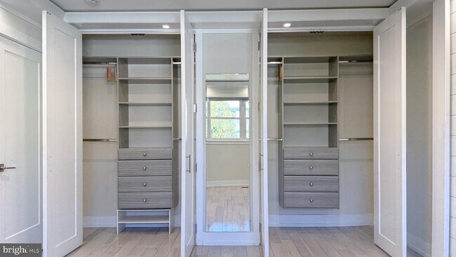 Building Photo - 10 Cedarbrook Dr