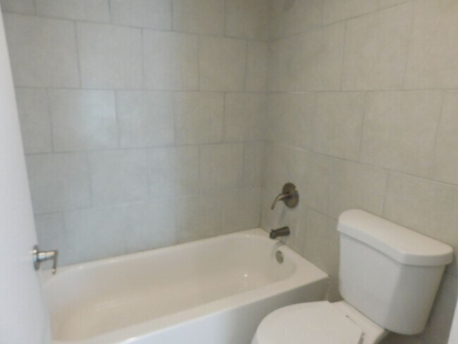 Building Photo - Spacious 2 bedroom- no neighbors under you !!