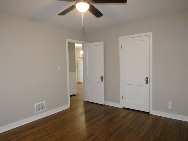 Building Photo - Beautiful Updated Home in North Kansas City School District!