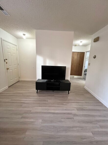 Building Photo - 1512 Lake Elmo Dr