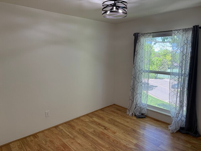 Building Photo - Stylish & Convenient 1-Bedroom Condo in Pr...