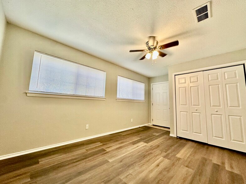 Building Photo - 5320 Lovell Ave