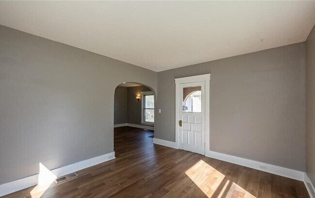 Building Photo - 353 S Maple St